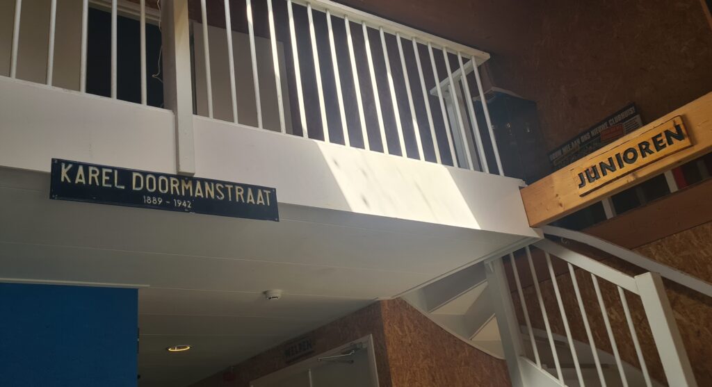 Onze hal aangekleed met leuk straatnaambord